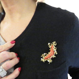 Broche en or jaune 18K massif Corail et diamants vers 1965