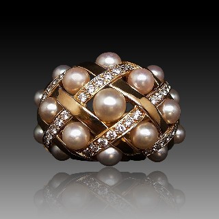 Bague CHANEL collection "Baroque" Perles et diamants. Taille 53.