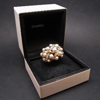 Bague CHANEL collection " Baroque " Perles et diamants. Taille 53.