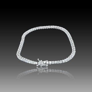 Bracelet ligne en or gris 18 Cts avec 74 diamants brillants G/VS Total : 3,0 Cts Bracelet ligne en or gris 18 Cts avec 74 diamants brillants G/VS Total : 3,0 Cts