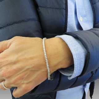 Bracelet ligne en or gris 18 Cts avec 74 diamants brillants G/VS  Total : 3,0 Cts