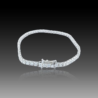 Bracelet ligne en or gris 18 Cts avec 62 diamants brillants G/VS Total : 5,0 Cts Bracelet ligne en or gris 18 Cts avec 62 diamants brillants G/VS Total : 5,0 Cts