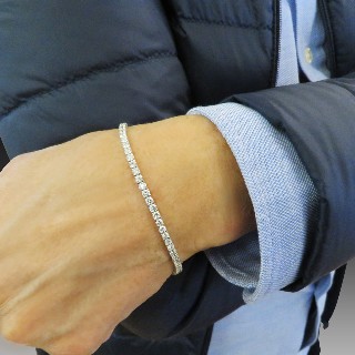 Bracelet ligne en or gris 18 Cts avec 62 diamants brillants G/VS Total : 5,0 Cts Bracelet ligne en or gris 18 Cts avec 62 diamants brillants G/VS Total : 5,0 Cts