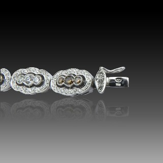 Bracelet articulé en or gris 18 Cts avec 343 diamants brillants .Total : 3.8 Cts