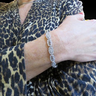 Bracelet articulé en or gris 18 Cts avec 343 diamants  blancs et bruns . 3.80 Cts
