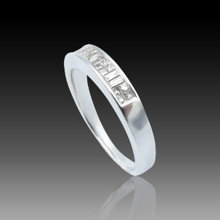 Demi Alliance or gris 18 carats avec 0,25Cts de Diamants princesses et baguettes . Taille 49-50.