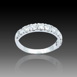 Demi Alliance en or gris 18 k avec 0,90 Cts de Diamants brillants . Taille 53.