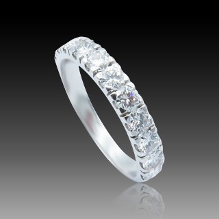 Demi Alliance en or gris 18 k avec 0,90 Cts de Diamants brillants . Taille 53.