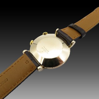 Montre Jaeger Memovox ronde Vintage vers 1960 en métal doré, mécanique.