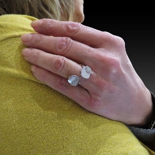 Bague Victoria Casal en Or gris 18K avec nacres et diamants  Taille 52 à 54.