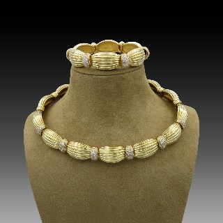 Collier O.J Perrin en Or 18k massif avec diamants brillants vers 1980.