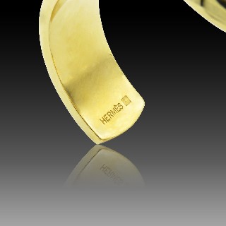 Bracelet Hermes Métal Doré Rigide ouvert avec cuir bleu . Bracelet Hermes Métal Doré Rigide ouvert avec cuir bleu .