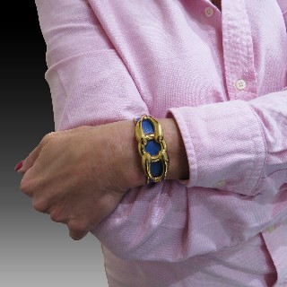 Bracelet Hermes Métal Doré Rigide ouvert avec cuir bleu .
