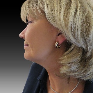 Boucles d'oreilles Cartier en or 18k "Trinity" petit modèle de 1998. Boucles d'oreilles Cartier en or 18k "Trinity" petit modèle de 1998.