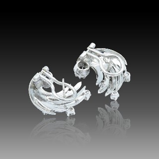 Boucles d'Oreilles en Or Gris 18k avec Diamants Brillants. Année 1970