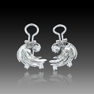 Boucles d'Oreilles en Or Gris 18k avec Diamants Brillants. Année 1970 Boucles d'Oreilles en Or Gris 18k avec Diamants Brillants. Année 1970