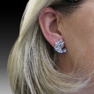 Boucles d'Oreilles en Or Gris 18k avec Diamants Brillants. Année 1970