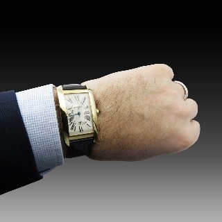 Montre Cartier Tank Américaine Homme Or Jaune 18k grand modèle vers 2001. Montre Cartier Tank Américaine Homme Or Jaune 18k grand modèle vers 2001.