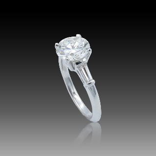 Solitaire en Or gris 18 Cts avec Diamant brillant 1,77 Cts G-VS1 + 0,18 Cts