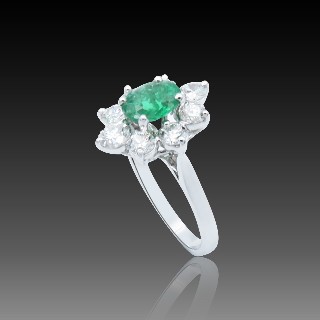 Bague "Entourage" Or gris 18K, Emeraude et Diamants Bague "Entourage" Or gris 18K, Emeraude et Diamants