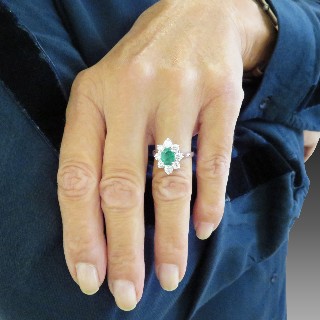 Bague "Entourage" Or gris 18K, Emeraude et Diamants Bague "Entourage" Or gris 18K, Emeraude et Diamants