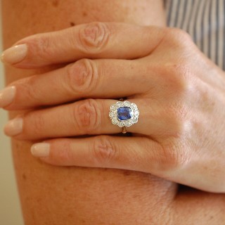 Bague entourage en Or 18K et platine vers 1920, Saphir Ceylan  et Diamants.