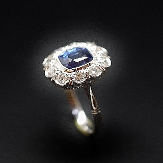 Bague entourage en Or 18K et platine vers 1920, Saphir Ceylan  et Diamants.