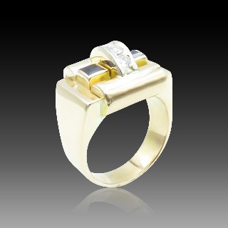 Bague "Tank" 1940 or jaune 18 k et platine avec diamants et verneuils Bague "Tank" 1940 or jaune 18 k et platine avec diamants et verneuils