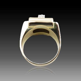 Bague "Tank" 1940 or jaune 18 k et platine avec diamants et verneuils Bague "Tank" 1940 or jaune 18 k et platine avec diamants et verneuils