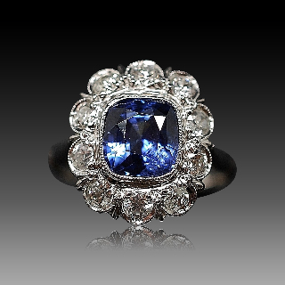 Bague entourage en Or 18K et platine vers 1920, Saphir Ceylan  et Diamants.