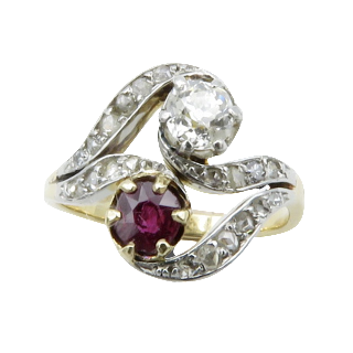 Bague toi et moi vers 1900 en Or jaune 18k et platine avec Diamants et rubis