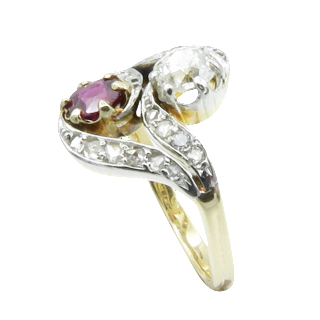 Bague toi et moi vers 1900 en Or jaune 18k et platine avec Diamants et rubis