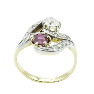 Bague toi et moi vers 1900 en Or jaune 18k et platine avec Diamants et rubis