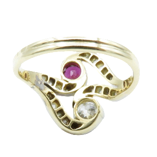 Bague toi et moi vers 1900 en Or jaune 18k et platine avec Diamants et rubis