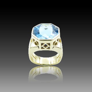 Bague Or Jaune 18K avec une topaze bleue . 15,40 Grs. Taille 55