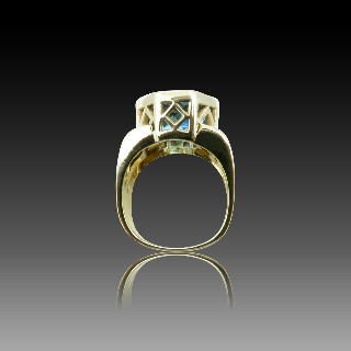 Bague Or Jaune 18K avec une topaze bleue . 15,40 Grs. Taille 55