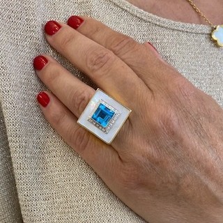 Bague Or Jaune 18K avec une topaze bleue . Nacre et Diamants. Taille 55