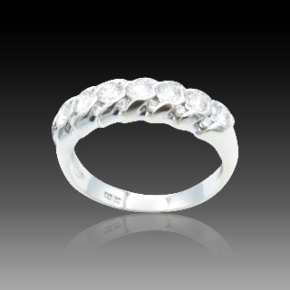 Demi Alliance en or gris 18 k avec 0,70 Cts de Diamants brillants . Taille 53.