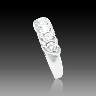 Demi Alliance en or gris 18 k avec 0,70 Cts de Diamants brillants . Taille 53.