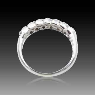 Demi Alliance en or gris 18 k avec 0,70 Cts de Diamants brillants . Taille 53.