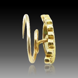 Pin's Couronne Courtale or jaune 18K vers 1970 Emeraudes, Rubis, Diamants Pin's Couronne Courtale or jaune 18K vers 1970 Emeraudes, Rubis, Diamants