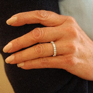 Alliance or gris 18k avec 2. 15 Cts de Diamants Brillants G-VS. Taille 53.