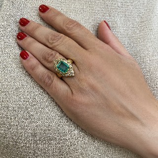 Bague marquise vers 1900 en or jaune 18k avec une emeraude de Colombie et diamants. 