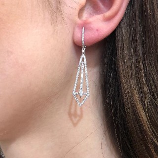 Boucles d'Oreilles Pendantes en or gris 18k avec 0.99 Cts de Diamants G-VS. Boucles d'Oreilles Pendantes en or gris 18k avec 0.99 Cts de Diamants G-VS.