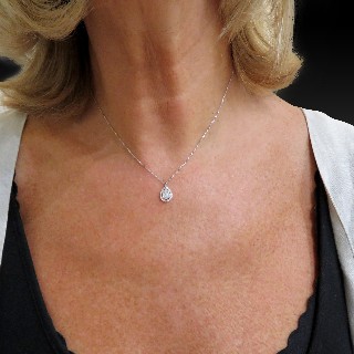 Collier pendentif en forme de poire en or gris 18 Cts avec Diamants brillants .