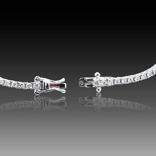 Bracelet ligne en or gris 18k avec 1.38 Cts de Diamants brillants. Bracelet ligne en or gris 18k avec 1.38 Cts de Diamants brillants.