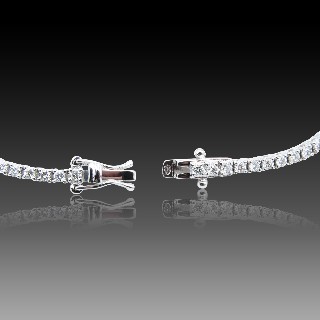 Bracelet ligne en or gris 18k avec 1.38 Cts de Diamants brillants.