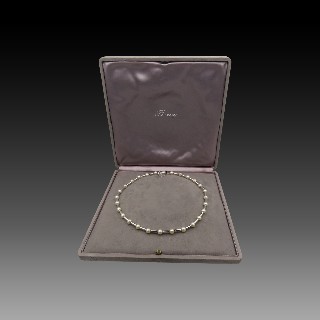 Collier Poiray "Fuseau" en or gris 18k et perles de culture .Taille 40 cm