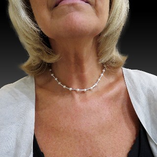 Collier Poiray "Fuseau" en or gris 18k et perles de culture .Taille 40 cm