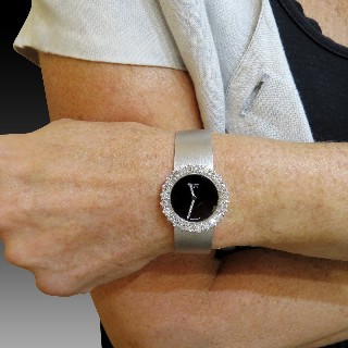 Montre Chopard Dame en or gris 18k massif mécanique vers 1975 avec diamants brillants Montre Chopard Dame en or gris 18k massif mécanique vers 1975 avec diamants brillants